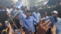 Calon presiden nomor urut dua Prabowo Subianto bertemu dengan pendukungnya usai memberikan pidato dalam acara kampanye akbar “Pesta Rakyat: Untuk Indonesia Maju” di Gelora Bung Karno, Jakarta, Sabtu (9/2/2024). (Nadia Putri Rahmani)