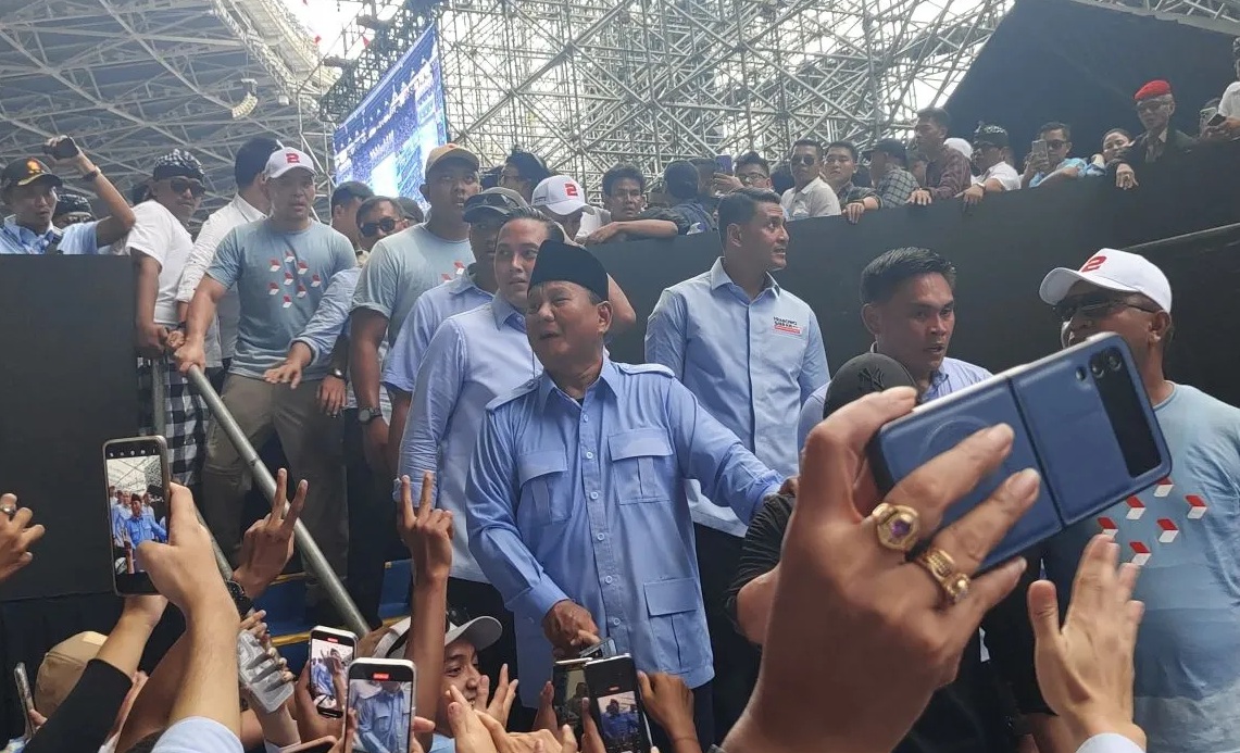 Calon presiden nomor urut dua Prabowo Subianto bertemu dengan pendukungnya usai memberikan pidato dalam acara kampanye akbar “Pesta Rakyat: Untuk Indonesia Maju” di Gelora Bung Karno, Jakarta, Sabtu (9/2/2024). (Nadia Putri Rahmani)