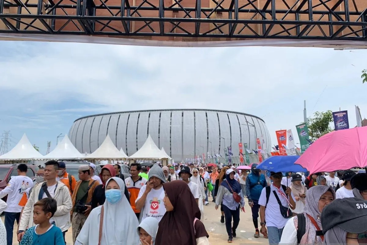 Massa pendukung calon presiden dan wakil presiden nomor urut 1 Anies Baswedan-Muhaimin Iskandar mulai meninggalkan kawasan Jakarta International Stadium (JIS) usai kampanye akbar pasangan Anies-Muhaimin, Sabtu (10/2/2024). (Mario Sofia Nasution)