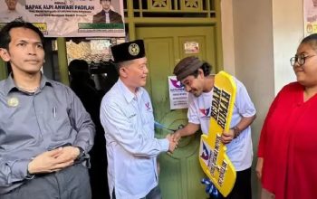 Caleg Partai Perindo DPR RI nomor urut 3 Dapil 4 Jabar, Indra Utama saat seremonial serah terima kunci kegiatan bedah rumah warga di Sukabumi.(foto : ist)