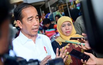 Gubernur Jawa Timur Khofifah Indar Parawansa (kanan) saat mendampingi Presiden Joko Widodo dalam kunjungan kerja sekaligus penyaluran BLT El Nino di Banyuwangi, Jawa Timur. Rabu (27/12/2023). (Biro Pers Sekretariat Kepresidenan)