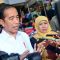 Gubernur Jawa Timur Khofifah Indar Parawansa (kanan) saat mendampingi Presiden Joko Widodo dalam kunjungan kerja sekaligus penyaluran BLT El Nino di Banyuwangi, Jawa Timur. Rabu (27/12/2023). (Biro Pers Sekretariat Kepresidenan)