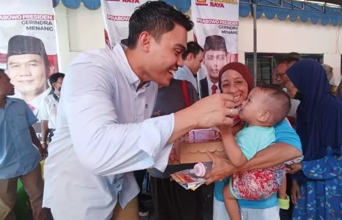 DPC Gerindra Surabaya terus bergerak membagikan makan siang gratis dan susu kepada masyarakat. (Gerindra Surabaya)