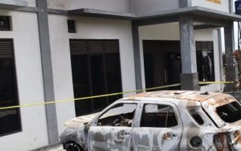 Mobil milik calon anggota legislatif DPR RI dari Partai Kebangkitan Bangsa (PKB) Neng Eem dibakar orang tidak dikenal saat terparkir di posko kemenangannya di Desa Sukanagalih, Kecamatan Pacet, Sabtu (17/2/2024).(Ahmad Fikri)