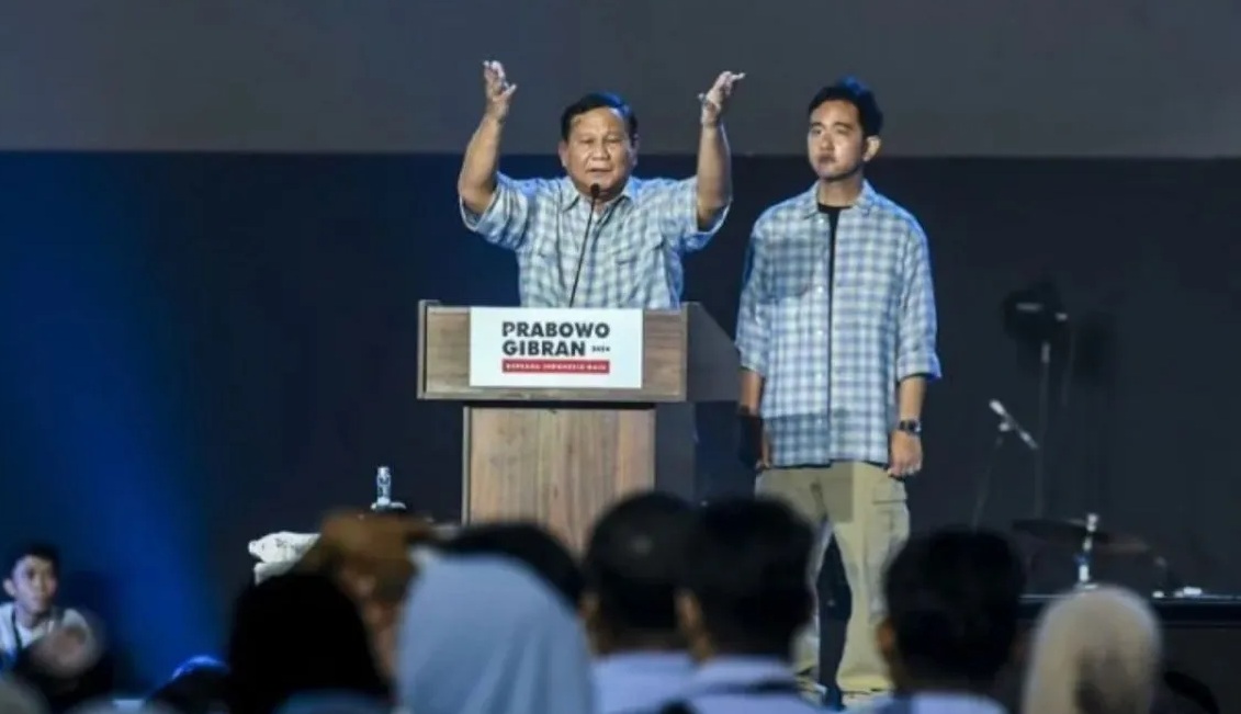 Sejumlah pendukung Prabowo Gibran mendengarkan pidato dari pasangan calon presiden dan calon wakil presiden nomor urut 2 Prabowo Subianto-Gibran Rakabuming Raka saat acara pemantauan hasil hitung cepat di Istora Senayan, Jakarta, Rabu (14/2/2024). (Dokumentasi Pribadi)