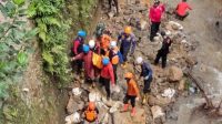 Tim gabungan BPBD dan Dinas Pemadam Kebakaran Kota Bogor mengevakuasi korban tertimbun longsor di Kelurahan Muarasari, Kota Bogor, Jawa Barat, Minggu (18/2/2024). (BPBD Kota Bogor)