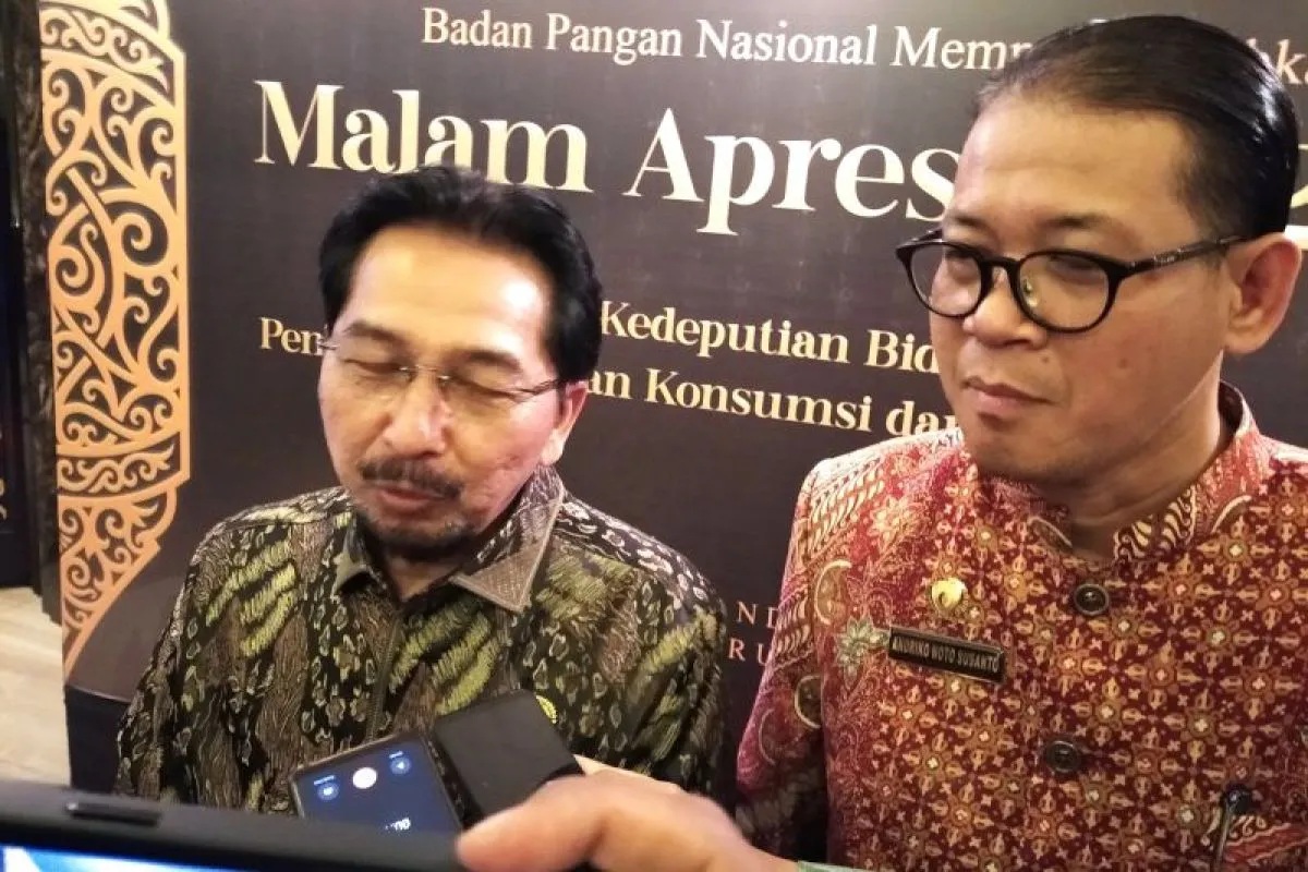 Sekretaris Utama Badan Pangan Nasional (Bapanas) Sarwo Edhy (kiri) bersama jajaran Bapanas, memberikan keterangan di Bandung, Jawa Barat. (Ricky Prayoga)