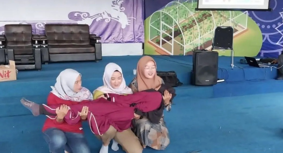Sukarelawan Sibat yang bertugas di Kecamatan Nyalindung, Kabupaten Sukabumi, Jabar saat mendapat pelatihan pertolongan pertama dari PMI Kabupaten Sukabumi.