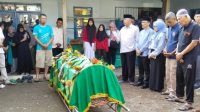 Suasana pemakaman anggota KPPS yang meninggal dunia di Kabupaten Kuningan, Jawa Barat, Sabtu (17/2/2024). (Fathnur Rohman)