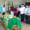 Suasana pemakaman anggota KPPS yang meninggal dunia di Kabupaten Kuningan, Jawa Barat, Sabtu (17/2/2024). (Fathnur Rohman)