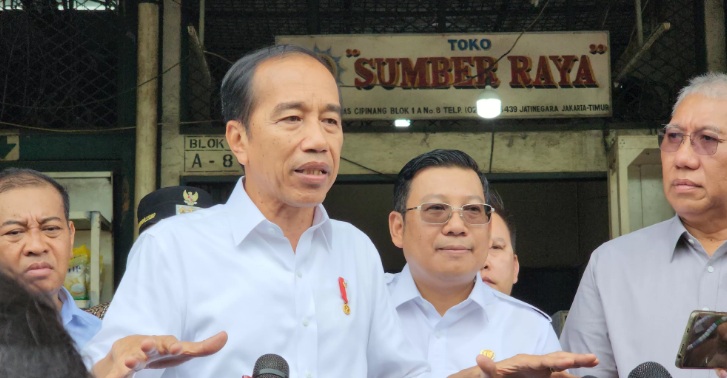 Presiden Joko Widodo (Jokowi) membantah bahwa Bantuan Sosial atau Bansos menjadi sebab meroketnya harga beras di pasaran dan langka di minimarket. (Bapanas)