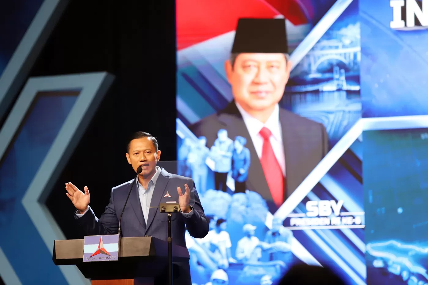 Ketua Umum Partai Demokrat Agus Harimurti Yudhoyono (AHY) dikabarkan akan dilantik menjadi Menteri Agraria dan Tata Ruang/Badan Pertanahan Nasional (ATR/BPN) oleh Presiden Joko Widodo (Jokowi)