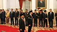 Hadi Tjahjanto dan Agus Harimurti Yudhoyono dilantik sebagai Menteri Koordinator bidang Politik, Hukum dan Keamanan serta Menteri ATR/Kepala BPN, oleh Presiden Joko Widodo di Istana Negara, Jakarta, Rabu (21/2/2024)