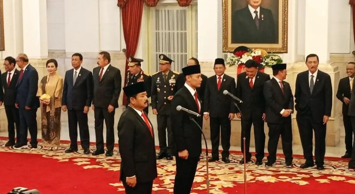 Hadi Tjahjanto dan Agus Harimurti Yudhoyono dilantik sebagai Menteri Koordinator bidang Politik, Hukum dan Keamanan serta Menteri ATR/Kepala BPN, oleh Presiden Joko Widodo di Istana Negara, Jakarta, Rabu (21/2/2024)