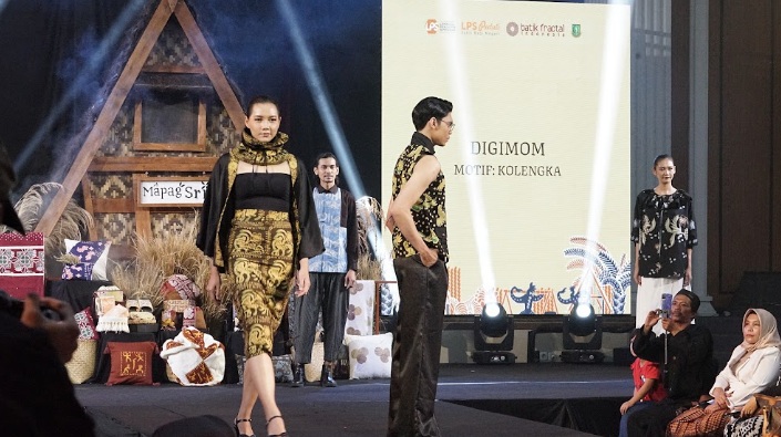 Lembaga Penjamin Simpanan (LPS) bekerja sama dengan Batik Fractal menggelar Peragaan Busana dan Pameran Produk Hasil Pelatihan LPS-Batik Fractal tahap satu bertajuk Mapag Sri di Gedung Juang 45