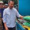 Penjabat Gubernur Jawa Barat Bey Triadi Machmudin (kanan kemeja putih) saat meninjau program pasar murah di Majalengka, Jawa Barat, Jumat (23/2/2024). (Fathnur Rohman)