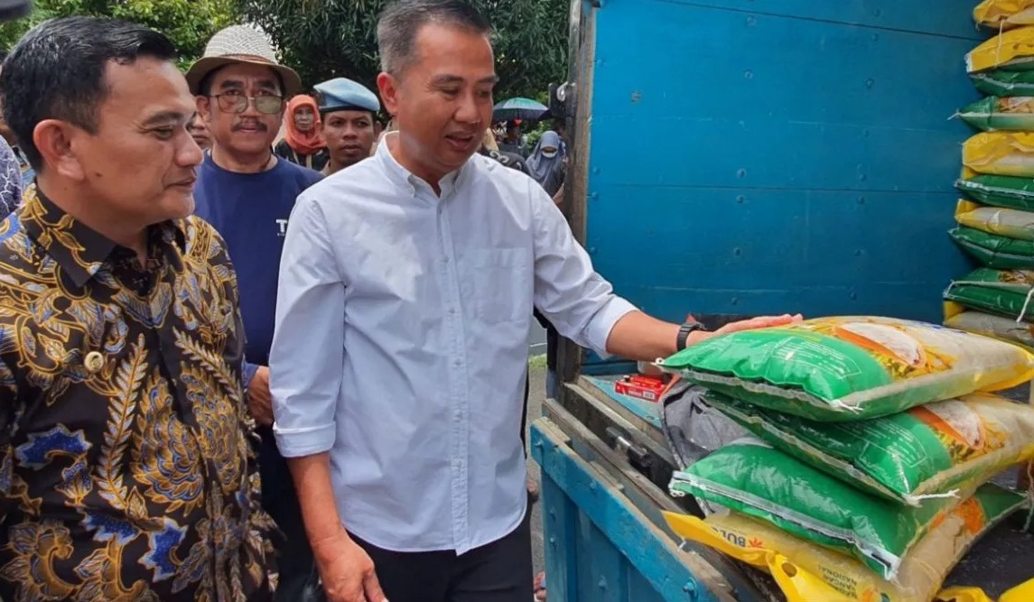 Penjabat Gubernur Jawa Barat Bey Triadi Machmudin (kanan kemeja putih) saat meninjau program pasar murah di Majalengka, Jawa Barat, Jumat (23/2/2024). (Fathnur Rohman)