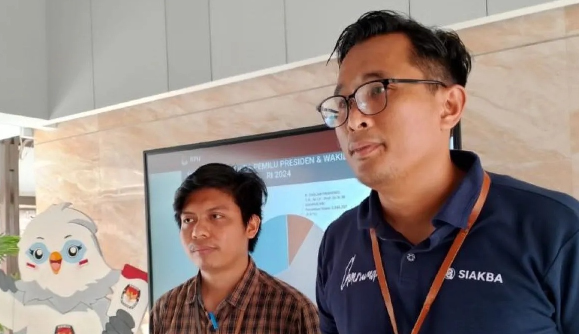 Humas KPU Jabar Chaerulman Setia Nugraha memberikan keterangan di Kantor KPU Jabar, Bandung, Minggu (25/2/2024). (Ricky Prayoga)