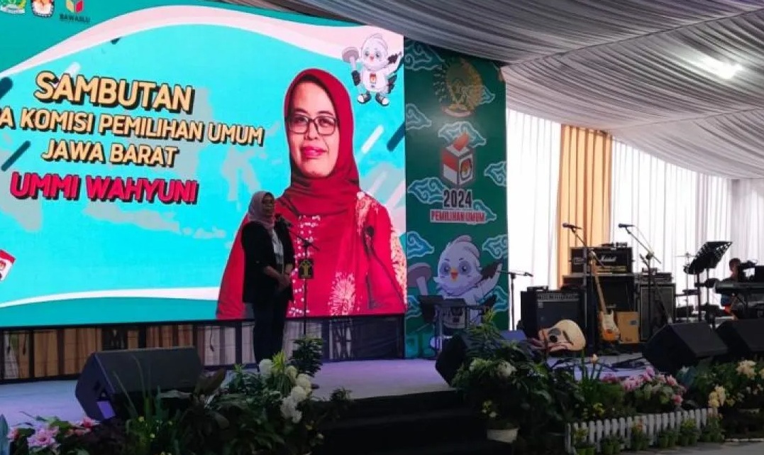 Ketua KPU Jawa Barat Ummi Wahyuni memberikan keterangan di Lapas Perempuan Bandung. (Ricky Prayoga).