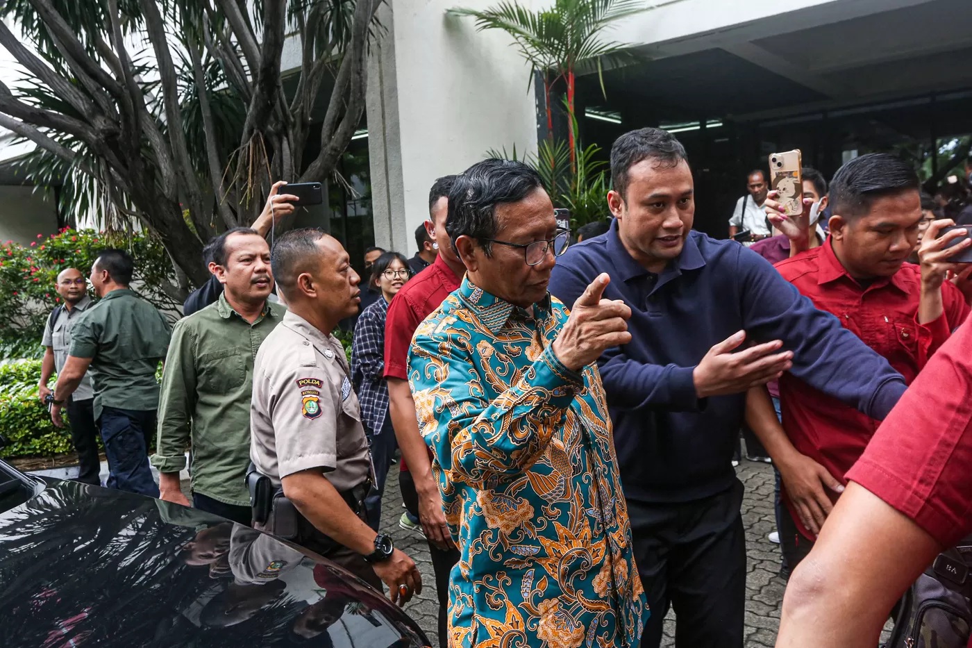 Wakil Calon Presiden Nomor Urut 3  Mahfud MD  usai pertemuan tertutup di Gedung High End, Jakarta, Kamis (15/2/2024). (MIFTAHUL HAYAT)