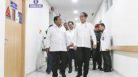 Presiden Joko Widodo (kanan) didampingi Menteri Pertahanan Prabowo Subianto (kiri) meninjau fasilitas rumah sakit saat peresmian Rumah Sakit Pusat Pertahanan Negara (RSPPN) Panglima Besar Soedirman di Jakarta, Senin (19/2/2024). (Hafidz Mubarak)
