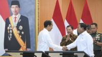 Presiden Joko Widodo (kiri) berjabat tangan dengan Menteri Pertahanan Prabowo Subianto (kanan) saat meresmikan Rumah Sakit Pusat Pertahanan Negara (RSPPN) Panglima Besar Soedirman di Jakarta, Senin (19/2/2024). (Hafidz Mubarak)