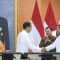 Presiden Joko Widodo (kiri) berjabat tangan dengan Menteri Pertahanan Prabowo Subianto (kanan) saat meresmikan Rumah Sakit Pusat Pertahanan Negara (RSPPN) Panglima Besar Soedirman di Jakarta, Senin (19/2/2024). (Hafidz Mubarak)