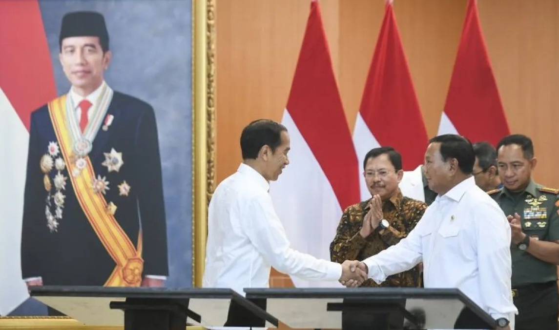 Presiden Joko Widodo (kiri) berjabat tangan dengan Menteri Pertahanan Prabowo Subianto (kanan) saat meresmikan Rumah Sakit Pusat Pertahanan Negara (RSPPN) Panglima Besar Soedirman di Jakarta, Senin (19/2/2024). (Hafidz Mubarak)
