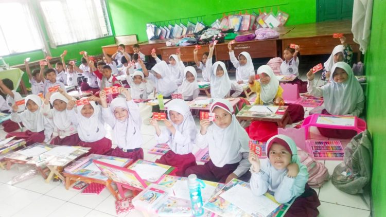 SERU: Para murid SDN Sriwidari 1 Kota Sukabumi mengikuti kegiatan Parenting Day di sekolah, Selasa (6/2/2024). (dok/radarsukabumi)