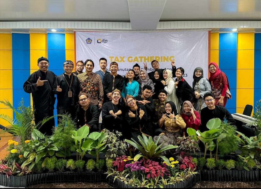 KOMPAK: Tim panitia foto bersama usai Tax Gathering Pekan Panutan dan Pemberian Apresiasi atas Kontribusi Penerimaan Pajak Tahun 2023 di Aula KPPN Sukabumi, Selasa (27/2/2024).(SRI/RADARSUKABUMI)