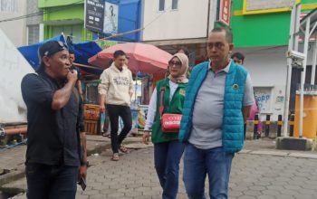 Caleg anggota DPR RI dari PPP nomor urut 1 untuk Dapil Jawa Barat IV, Budi Irawan blusukan ke Pasar Pelita Kota Sukabumi.
