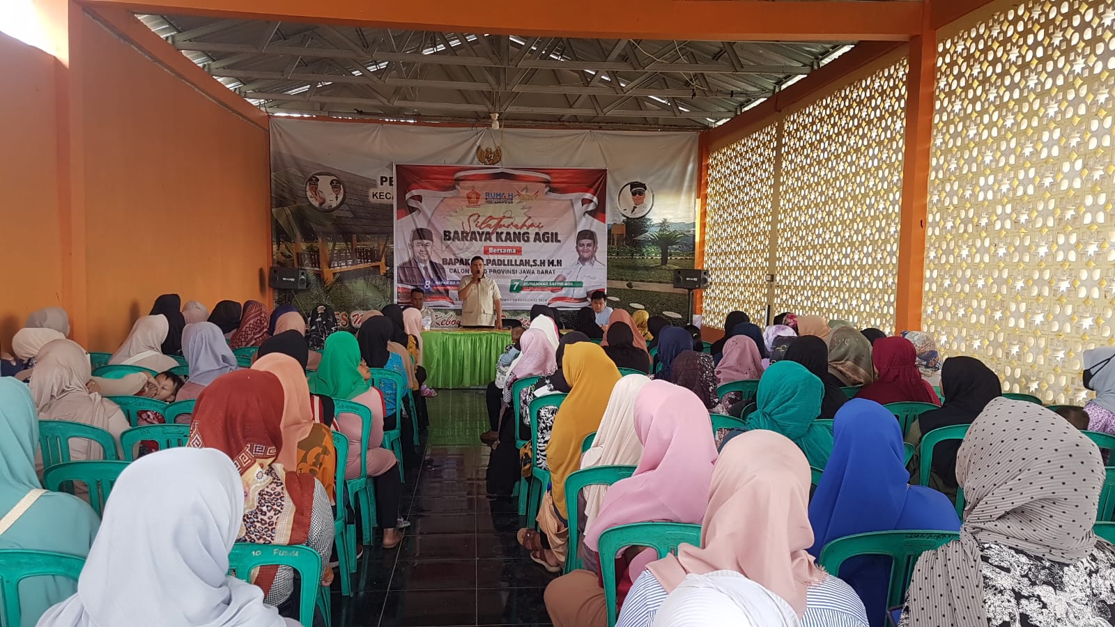ARAHAN : Calon DPRD Dapil 4 Kabupaten Sukabumi, Muhammad Sayyid Agil, saat memberikan sambutan di hadapan ratusan warga di Bale Sawala Desa/Kecamatan Kebonpedes pada Sabtu (10/02).