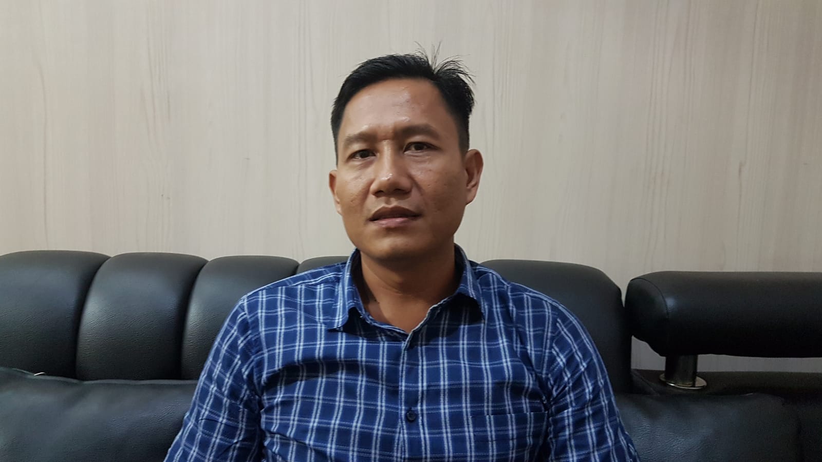 DIWAWANCARAI: Kanit Tipikor Polres Sukabumi Kota, IPDA Sukron Soleh, saat diwawancarai Radar Sukabumi soal dugaan penggelapan BLT DD Desa Cikahuripan, Kecamatan Kadudampit. (FOTO : DENDI RADAR SUKABUMI)