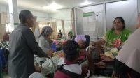 KERACUNAN : Anggota DPRD Kabupaten Sukabumi saat meninjau warga Sukamaju Kecamatan Cikakak yang mengalami keracunan setelah konsumsi jamur