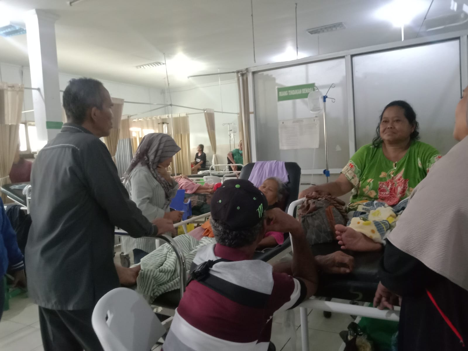 KERACUNAN : Anggota DPRD Kabupaten Sukabumi saat meninjau warga Sukamaju Kecamatan Cikakak yang mengalami keracunan setelah konsumsi jamur