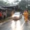 DITANGANI : Petugas UPTD Pengelolaan Jalan dan Jembatan Wilayah Pelayanan II Sukabumi pada Dinas Bina Marga dan Penataan Ruang Provinsi Jawa Barat, saat menangani tanah longsor yang menutupi sebagian ruas jalan Nyalindung-Sagaranten, tepatnya di Kampung/Desa Cijangkar, belum lama ini.