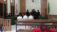 DISIDANG : Suasana tiga mantan pejabat Perumda-ATE saat menjalani sidang perdana di PN Tipikor Bandung.