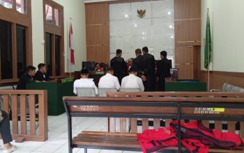 DISIDANG : Suasana tiga mantan pejabat Perumda-ATE saat menjalani sidang perdana di PN Tipikor Bandung.