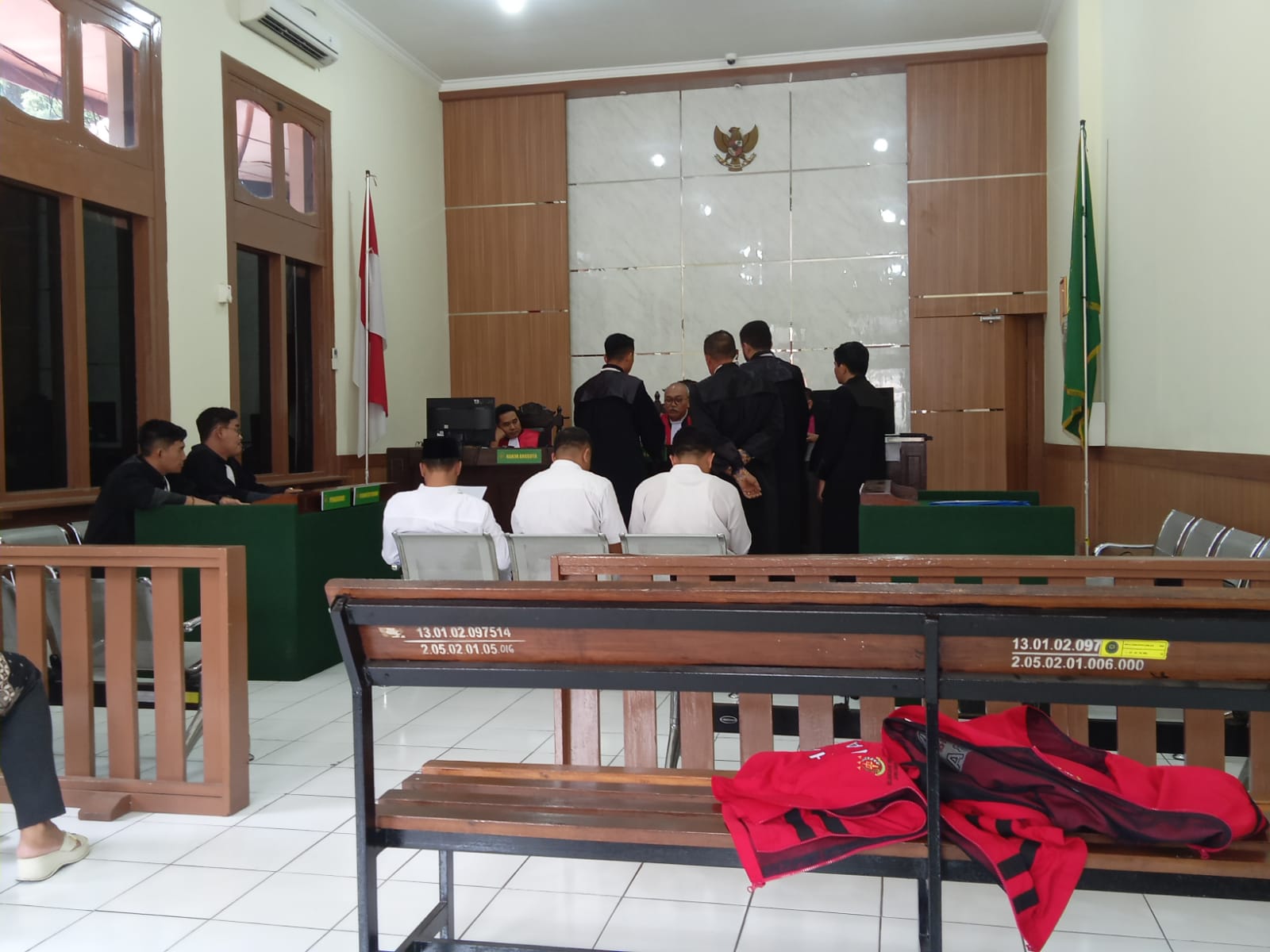 DISIDANG : Suasana tiga mantan pejabat Perumda-ATE saat menjalani sidang perdana di PN Tipikor Bandung.
