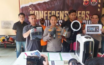 Kapolres Sukabumi AKBP Tony Prasetyo Yudhangkoro didampingi kasatreskrim AKP Ali Jupri saat menunjukan barang bukti.