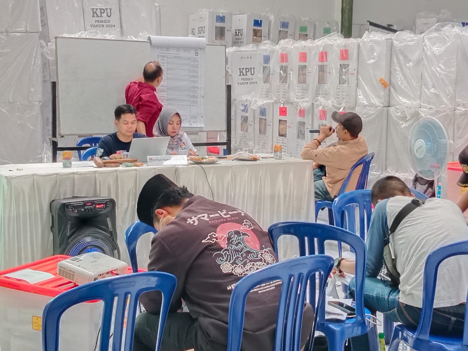 REKAPITULASI : Proses rekapitulasi suara atau rapat Pleno tingkat Kecamatan di Sukabumi.