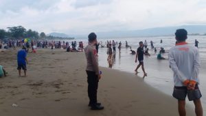 MENINJAU : Personel polairud polres Sukabumi saat meninjau pengawasan wisatawan di pantai. (FOTO : NANDI/RADARSUKABUMI)
