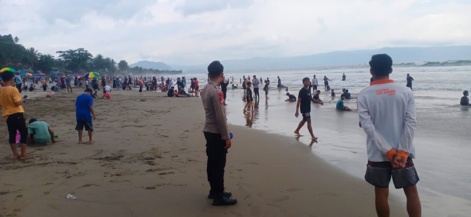 MENINJAU : Personel polairud polres Sukabumi saat meninjau pengawasan wisatawan di pantai. (FOTO : NANDI/RADARSUKABUMI)