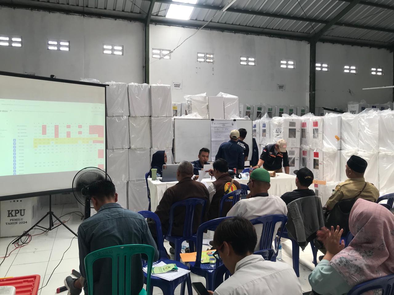 Kondisi rapat pleno atau rekapitulasi hasil perhitungan perolehan suara dan penetapan hasil Pemilihan Umum (Pemilu) 2024 di PPK Gunung puyuh Kota Sukabumi. (Foto : Radar Sukabumi)