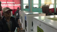 AMAN : Salah seorang pemilih pada saat menyalurkan suaranya di TPS pada kegiatan Simulasi yang dilakukan KPU Kabupaten Sukabumi. 