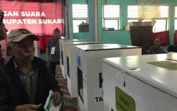 AMAN : Salah seorang pemilih pada saat menyalurkan suaranya di TPS pada kegiatan Simulasi yang dilakukan KPU Kabupaten Sukabumi. 