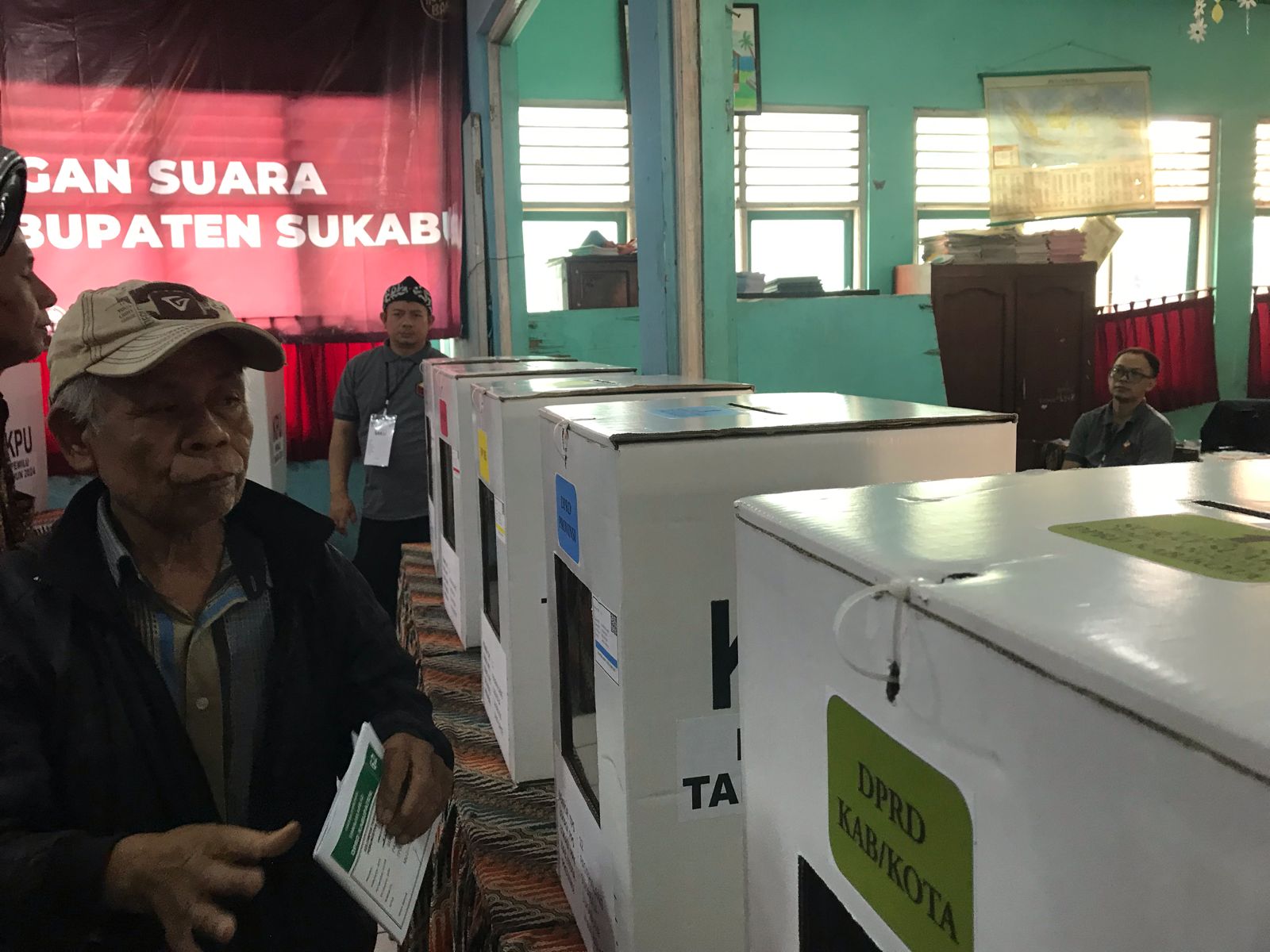 AMAN : Salah seorang pemilih pada saat menyalurkan suaranya di TPS pada kegiatan Simulasi yang dilakukan KPU Kabupaten Sukabumi. 