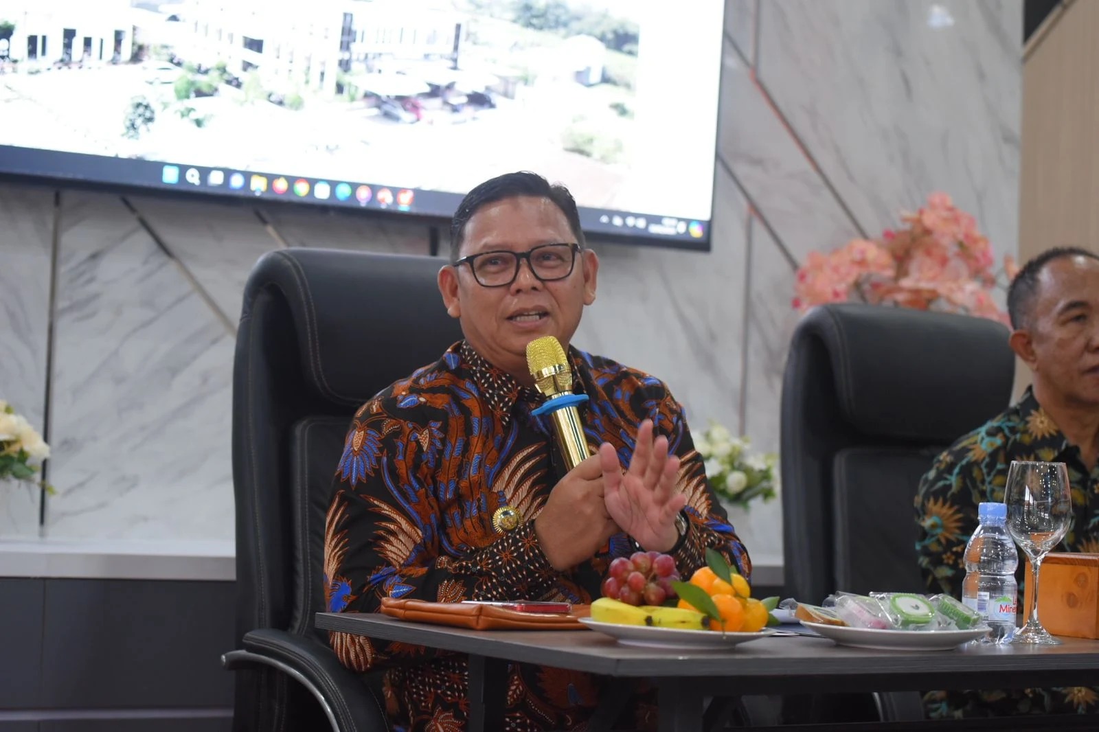 MENJELASKAN: Pj Wali Kota Sukabumi, Kusmana Hartadji saat membuka Forum Perangkat Daerah Badan Perencanaan Pembangunan Daerah (Bappeda) Kota Sukabumi, belum lama ini.(foto : ist)