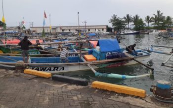 MELAUT : Sejumlah nelayan pada saat melakukan aktivitas melaut di Teluk Palabuhanratu.
