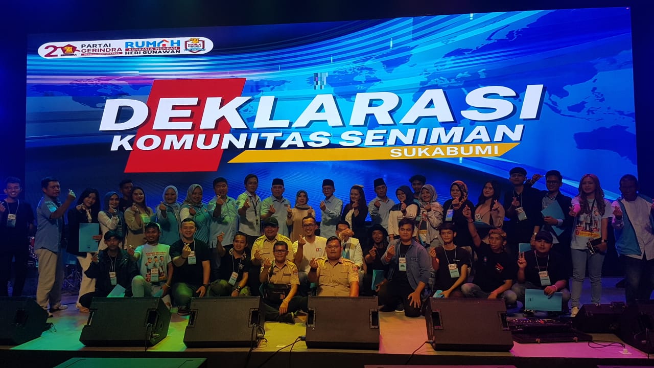 DEKLARASI : Caleg DPR RI Dapil Jabar IV, Kota/ Kabupaten Sukabumi, Heri Gunawan bersama puluhan komunitas seniman, saat deklarasi Prabowo- Gibran di Sapa Cafe Sukabumi, Jalan Raya Selabintana, Desa Sudajaya Girang, Kecamatan Sukabumi, Kabupaten Sukabumi pada Jumat (09/02).(FOTO : DENDI RADAR SUKABUMI)